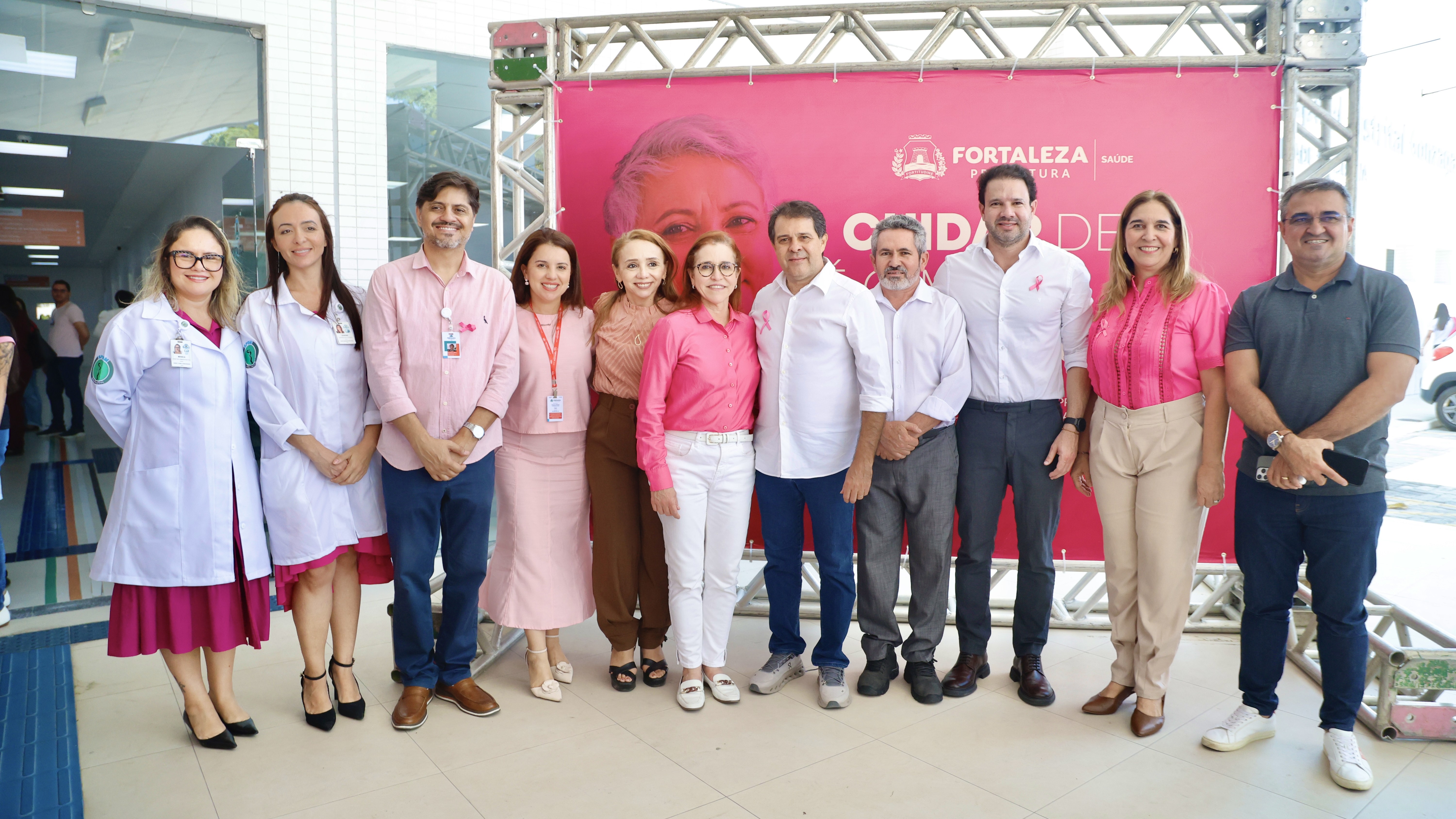 grupo de pessoas posa para a foto